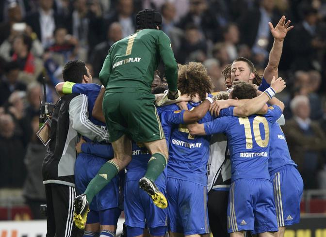 Gara finita: il Chelsea trionfa, Cech salta sopra il gruppo di compagni. Reuters